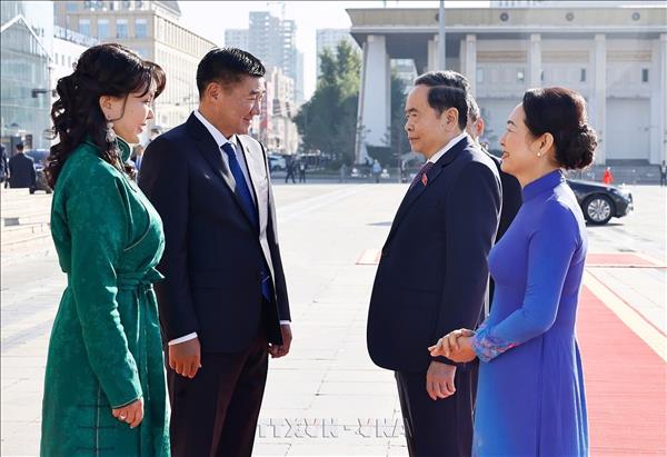 国会主席陈青敏夫人会见蒙古国大呼拉尔主席夫人