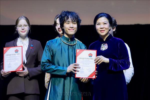 越共中央总书记、国家主席苏林夫人参观第1253号高中学校