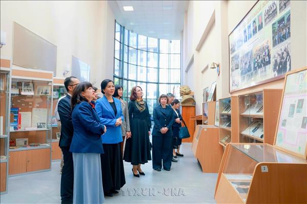 Spouse of top Vietnamese leader visits school No. 1253 in Russia