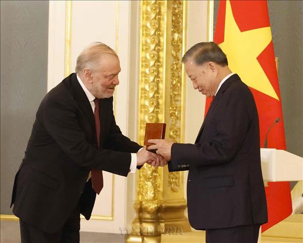 Máximo dirigente de Vietnam recibe el Premio Internacional de la Paz Lev Tolstói