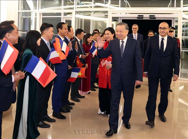 To Lam entame sa visite officielle en France et participe au Sommet international sur lespace à Paris