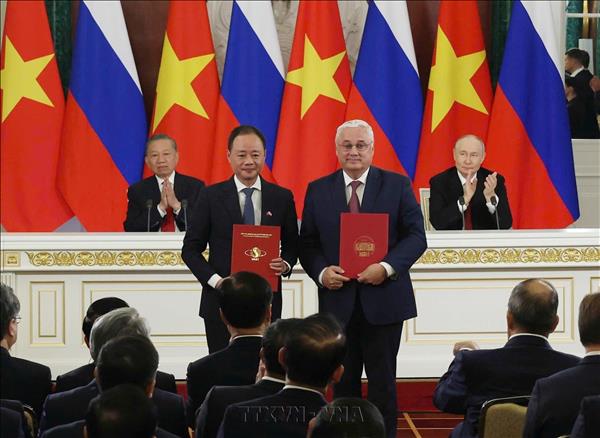 越共中央总书记、国家主席苏林与俄罗斯总统普京共同见证越俄双方交换双边合作文本