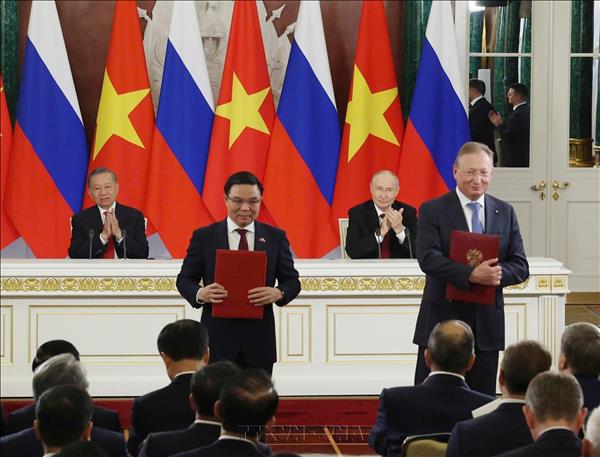 Tô Lâm et Vladimir Poutine assistent à la remise de documents de coopération Vietnam-Russie