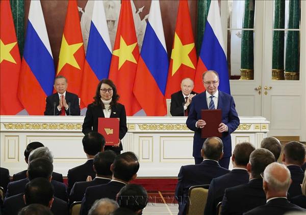 Tổng Bí thư, Chủ tịch nước Tô Lâm và Tổng thống Nga Vladimir Putin chứng kiến Lễ trao các văn kiện hợp tác giữa Việt Nam – Liên bang Nga