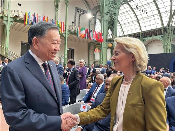 Le Vietnam renforce les relations avec plusieurs partenaires à Paris