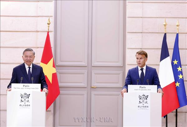 Le secrétaire général et président vietnamien To Lam et le président français Emmanuel Macron rencontrent la presse