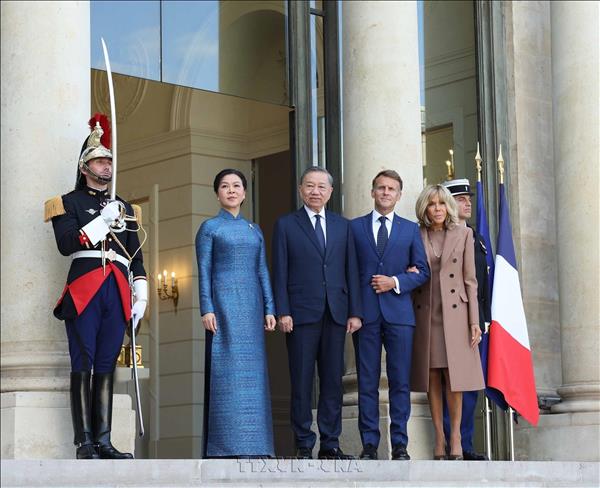 法国为越共中央总书记、国家主席苏林及夫人举行欢迎仪式
