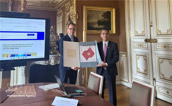 La France remet des documents historiques précieux au Vietnam