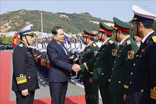National Assembly President Tran Thanh Man visits, works with Vietnam Peoples Navy