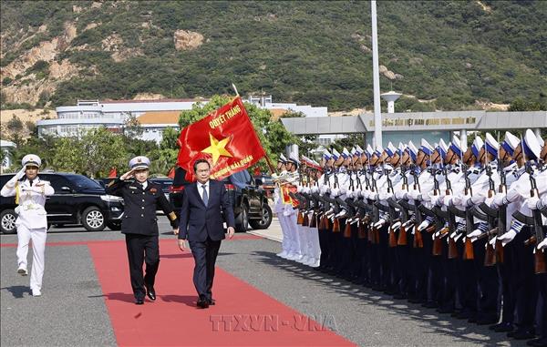 Presidente de Asamblea Nacional visita Armada Popular de Vietnam