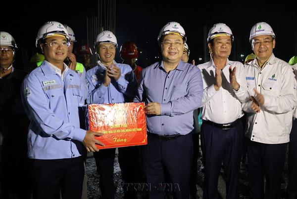 Phó Thủ tướng Thường trực Phạm Gia Túc làm việc về triển khai các dự án điện tại Cần Thơ