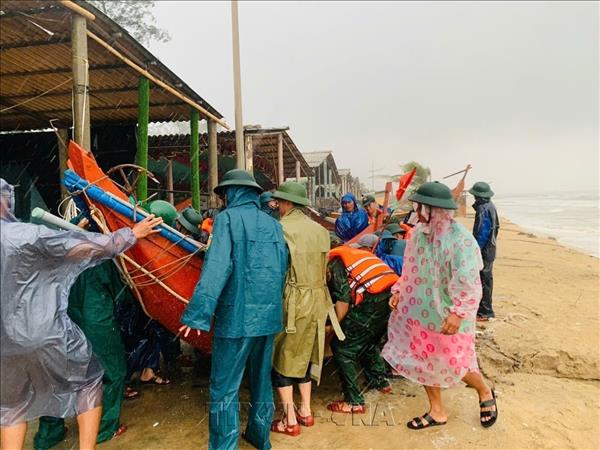 Khẩn trương hỗ trợ người dân di dời tài sản trước tình trạng sóng biển xâm thực