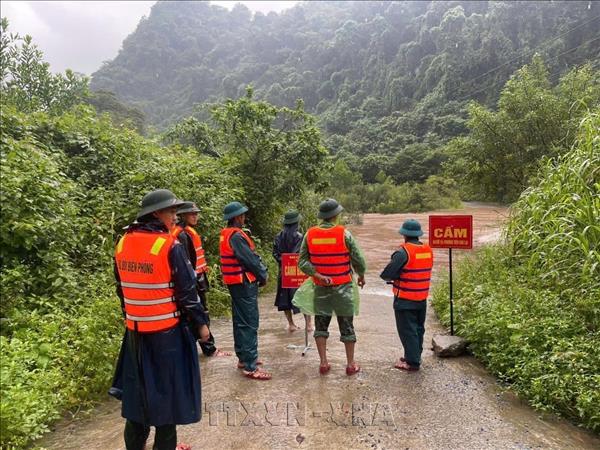Lực lượng vũ trang sát cánh cùng nhân dân ứng phó mưa lớn