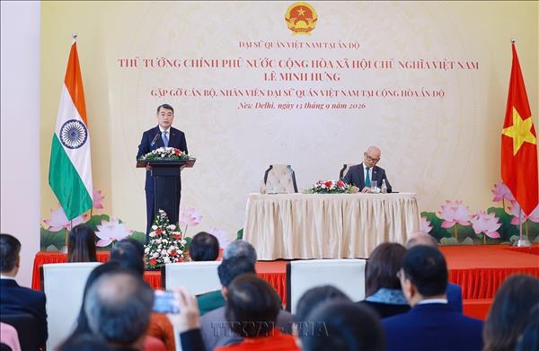 黎明兴总理会见越南驻印度代表机构干部、人员