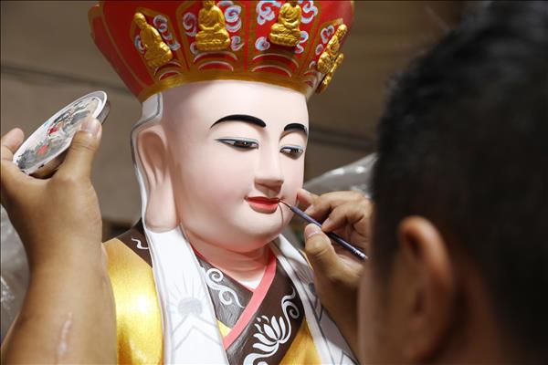 Giữ lửa nghề làm tượng Phật giữa lòng Thành phố Hồ Chí Minh