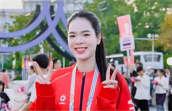 第20届亚运会：黎青翠和丁光杰被选择担任旗手高擎国旗引领越南代表团入场