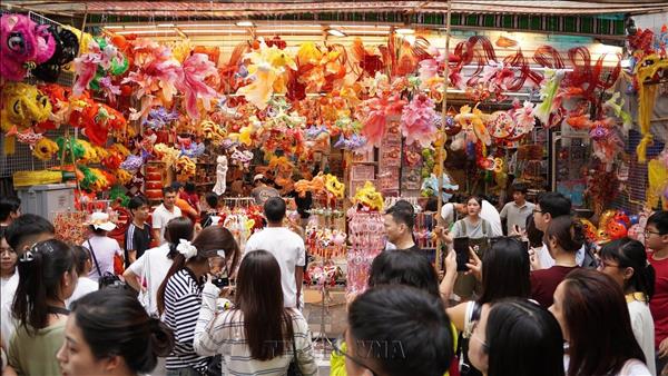 Colours of Mid-Autumn Festival light up Hanois Old Quarter