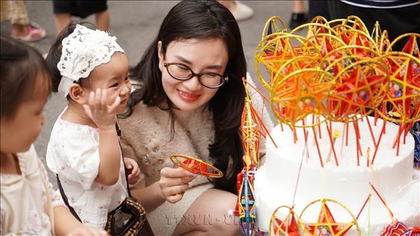 Colors of Mid-Autumn Festival Light up Hanois Old Quarter