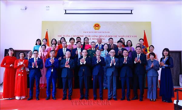 Prime Minister meets with staff of Vietnamese representative agencies, community in India