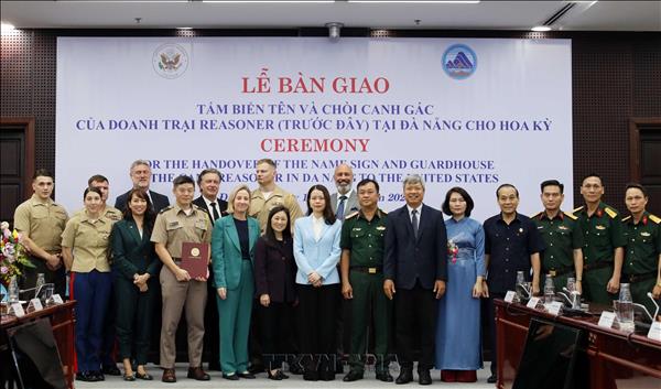 Bàn giao hiện vật doanh trại Reasoner cho Hoa Kỳ