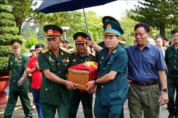Tổ chức cất bốc và tiễn đưa hài cốt liệt sĩ về quê an táng​