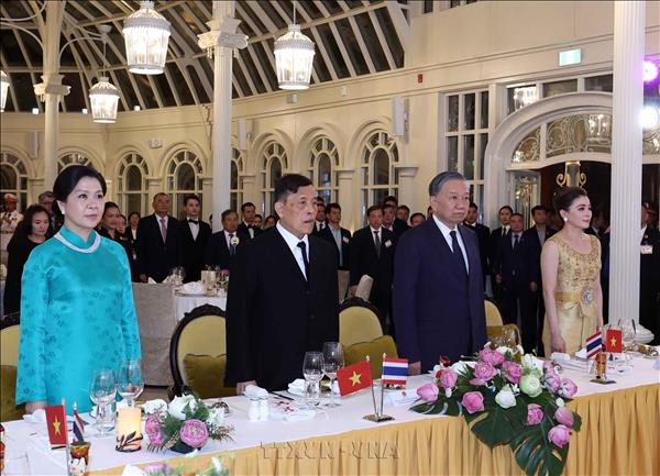 Le dirigeant To Lam offre un banquet en lhonneur du Roi et de la Reine de Thaïlande