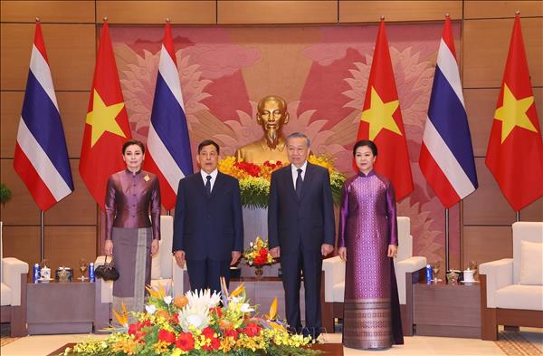 Top leader hosts welcome ceremony for King and Queen of Thailand