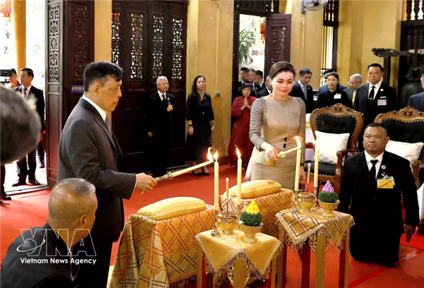 泰国国王和王后参访馆使寺并出席祈福法会