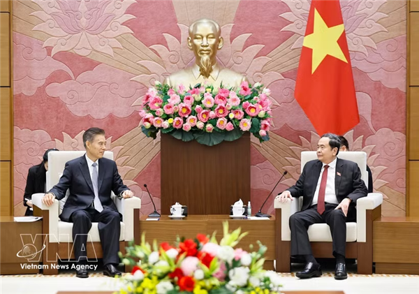 越南国会主席陈青敏会见中国全国人大财政经济委员会主任委员钟山