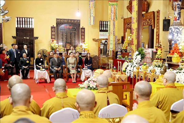 Nhà vua Thái Lan và Hoàng hậu thăm chùa Quán Sứ và dự Lễ cầu an