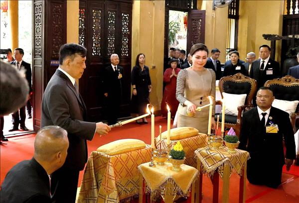 Rey y Reina de Tailandia visitan la pagoda Quan Su y participan en una ceremonia de oración por la paz