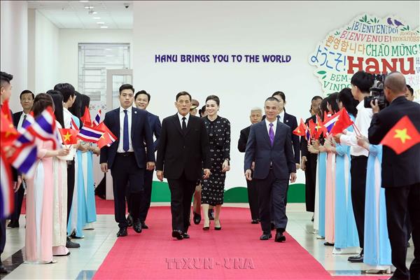 Nhà vua và Hoàng hậu Thái Lan thăm, gặp gỡ giảng viên, sinh viên Trường Đại học Hà Nội