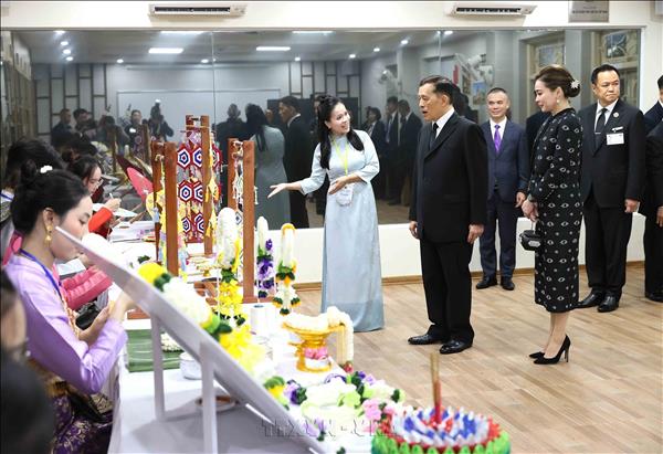 Rey y Reina de Tailandia visitan la Universidad de Hanoi