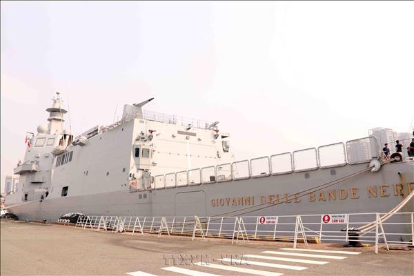 Un navire de la Marine italienne en visite damitié à Hô Chi Minh-Ville