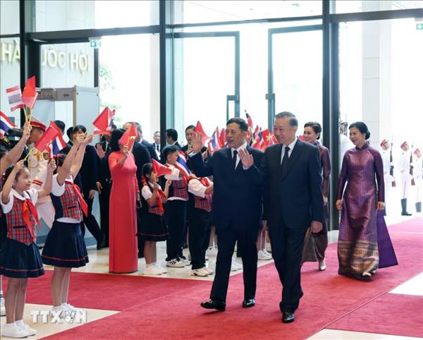 ສາມ​ຂີດ​ໝາຍ​ເຕົ້າ​ໂຮມ​ໃນ​ການ​ຢ້ຽມ​ຢາມ ຫວຽດ​ນາມ​ຂອງ ພະ​ບາດ​ສົມ​ເດັດ​ພຣະ​ເຈົ້າ​ມະ​ຫາ​ວະ​ຊິ​ຣະ​ລົງ​ກອນ ແລະ ພຣະ​ຣາ​ຊີ​ນີ ສຸ​ທິ​ດາ ແຫ່ງ​ລາ​ຊະ​ອາ​ນາ​ຈັກ ໄທ