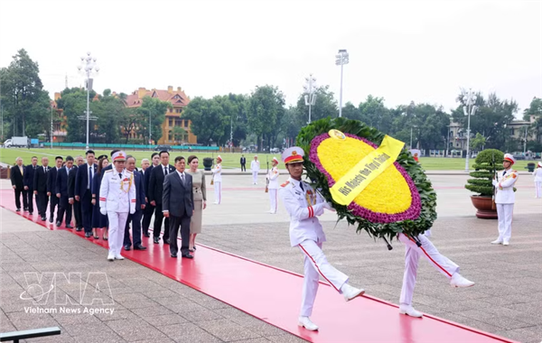Le roi et la reine de Thaïlande achèvent leur visite dÉtat au Vietnam