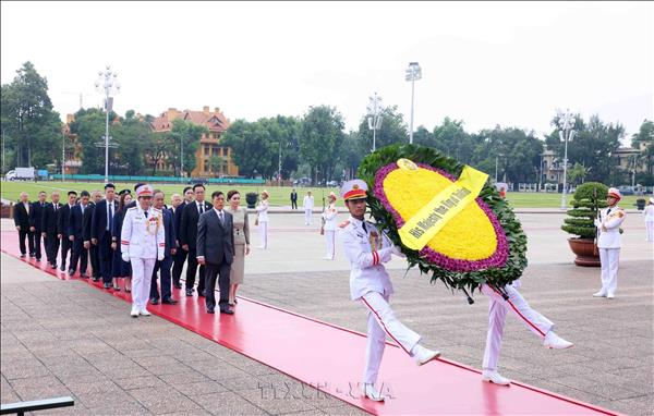 Le roi et la reine de Thaïlande achèvent leur visite dÉtat au Vietnam