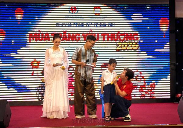Mang trăng yêu thương đến trẻ thiệt thòi