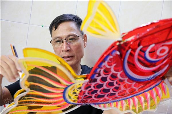 Giữ nghề làm lồng đèn truyền thống ở Thành phố Hồ Chí Minh