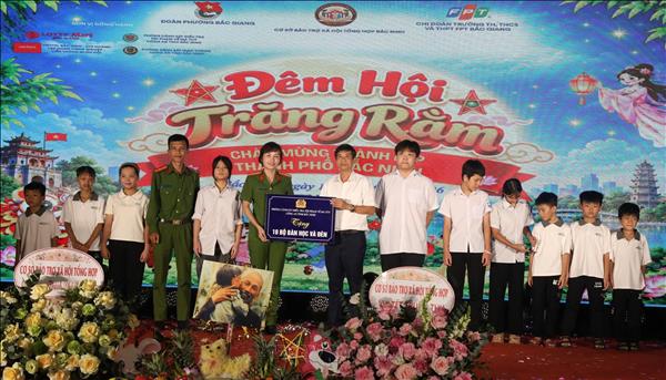 Ấm áp “Đêm hội trăng rằm” dành cho trẻ em có hoàn cảnh đặc biệt