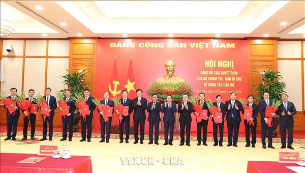 Hội nghị công bố 12 quyết định của Bộ Chính trị, Ban Bí thư về công tác cán bộ