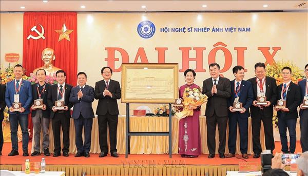 Bà Trần Thị Thu Đông tái đắc cử Chủ tịch Hội Nghệ sĩ Nhiếp ảnh Việt Nam lần thứ X