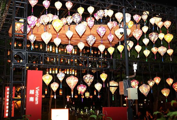 Đèn lồng Hội An góp sắc màu Việt Nam tại lễ hội Trung thu ở Hong Kong (Trung Quốc)