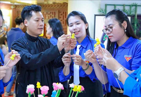 Nghệ nhân Đặng Văn Hậu – thổi sức sống mới cho nghệ thuật tò he truyền thống