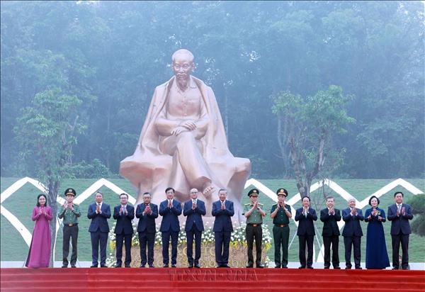 Генсек, Президент То Лам принял участие в праздновании 72-й годовщины посещения Президентом Хо Ши Мином храма королей Хунгов и открытии памятника Дядюшка Хо и всенародный праздник