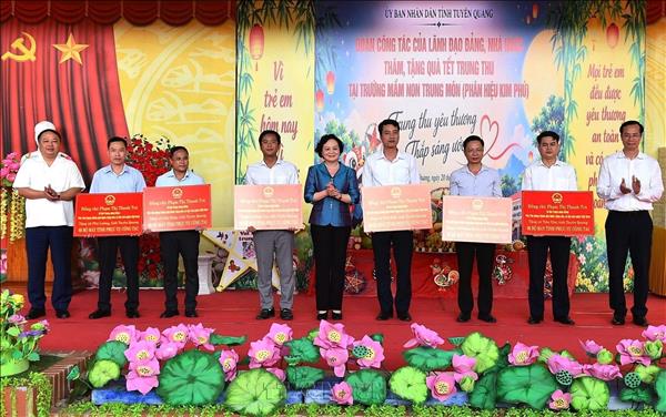 Phó Thủ tướng Phạm Thị Thanh Trà vui Trung thu cùng thiếu nhi Tuyên Quang