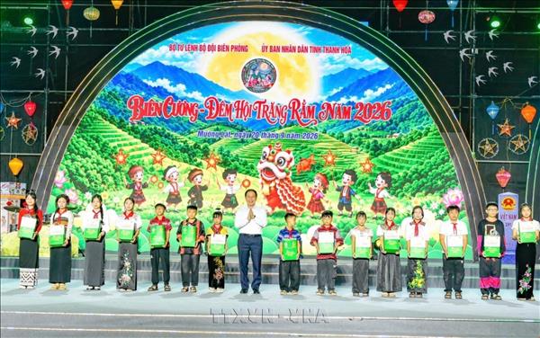 Phó Thủ tướng Chính phủ Lê Tiến Châu vui Trung thu cùng thiếu nhi vùng cao Thanh Hóa