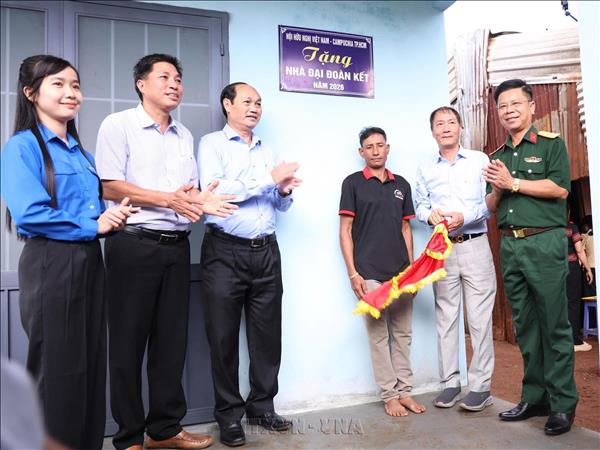Mang quà Trung thu và dịch vụ y tế đến với đồng bào nơi biên giới
