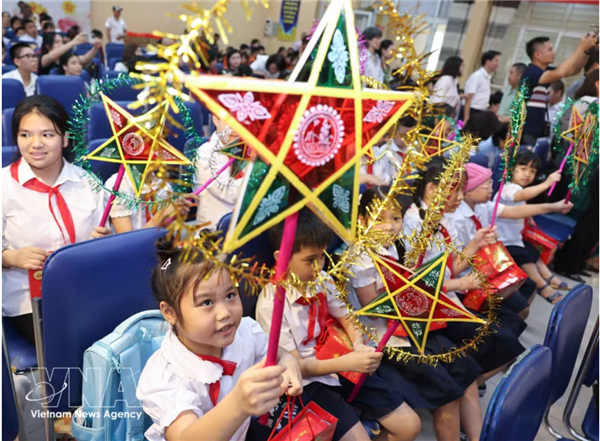 Lettre du dirigeant To Lam aux enfants vietnamiens à loccasion de la Fête de la mi-automne