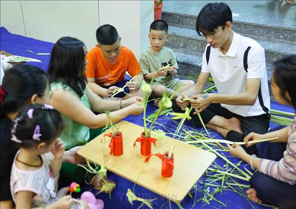 Chương trình nghệ thuật Trăng rằm tỏa sáng - Thắp sáng tương lai